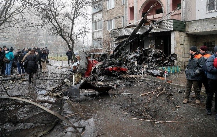 Σε εξέλιξη η έρευνα για τα αίτια της συντριβής του ελικοπτέρου στην Ουκρανία