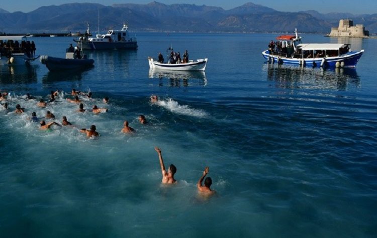 Με λαμπρότητα εορτάστηκαν τα Θεοφάνεια σε όλη τη χώρα