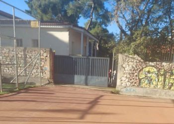 Γονείς 1ου Λυκείου: «Η διεύθυνση του 2ου Γυμνασίου συνεχίζει να εμποδίζει την πρόσβαση καθηγητή ΑμεΑ»