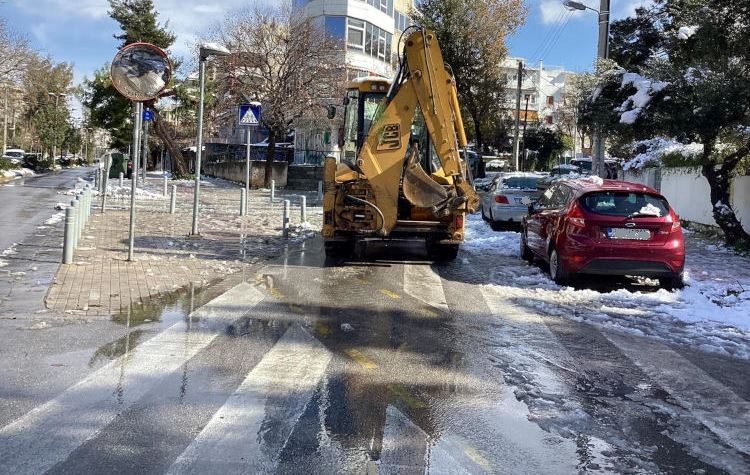 Χιονισμένο τοπίο στο προάστιο - H κατάσταση στους δρόμους