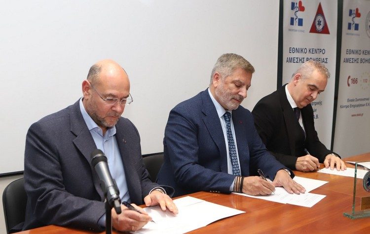 Το ΕΚΑΒ προμηθεύεται 52 ασθενοφόρα με 3,4 εκατ. € από την Περιφέρεια Αττικής