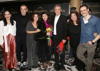 Πλήθος κόσμου στην επιτυχημένη πρεμιέρα του «Κάθε πέρσι και του χρόνου» στο Alhambra Art Theatre