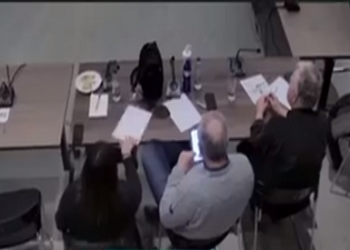 Πρωτοφανές: «Ζουμ» στο κινητό τηλέφωνο δημοτικού συμβούλου εν ώρα συνεδρίασης