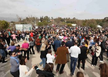 Πλήθος κόσμου στα Κούλουμα της Περιφέρειας Αττικής στο πάρκο «Αντώνης Τρίτσης»