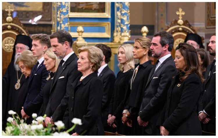 Τελέστηκε το μνημόσυνο του τέως βασιλιά Κωνσταντίνου στη Μητρόπολη