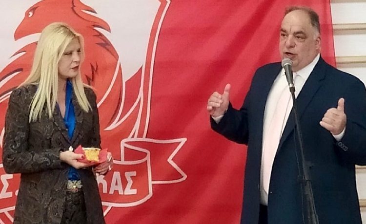 Η Μαρίνα Σταυράκη - Πατούλη στην κοπή της πίτας του Α.Ο. Πεύκης και του Γ.Σ. Φοίνικας