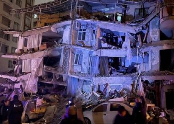 Σεισμός στην Τουρκία: Πάνω από 2.300 νεκροί και τουλάχιστον 8.533 τραυματίες