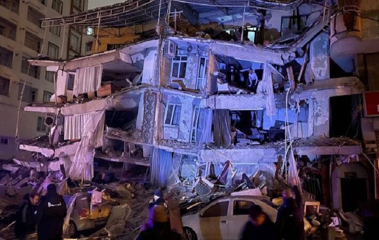 Σεισμός στην Τουρκία: Πάνω από 2.300 νεκροί και τουλάχιστον 8.533 τραυματίες