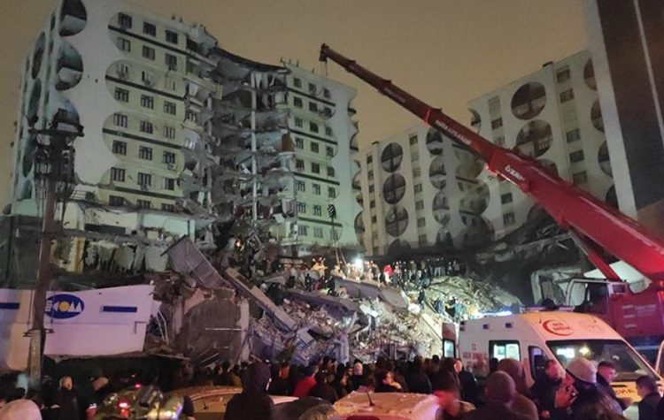 Σεισμός 7,8 ρίχτερ στην Τουρκία: Εκατοντάδες οι νεκροί, οι περισσότεροι στη Συρία