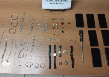 Χειροπέδες σε έξι άτομα για κλοπές από σπίτια