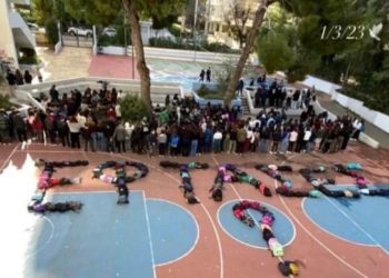 Το συγκινητικό μήνυμα μαθητών του Χολαργού για τα Τέμπη