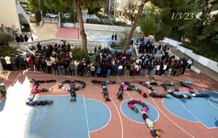 Το συγκινητικό μήνυμα μαθητών του Χολαργού για τα Τέμπη