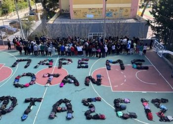 Συγκινεί το μήνυμα των μαθητών του 2ου Γυμνασίου Πεύκης για τα θύματα των Τεμπών