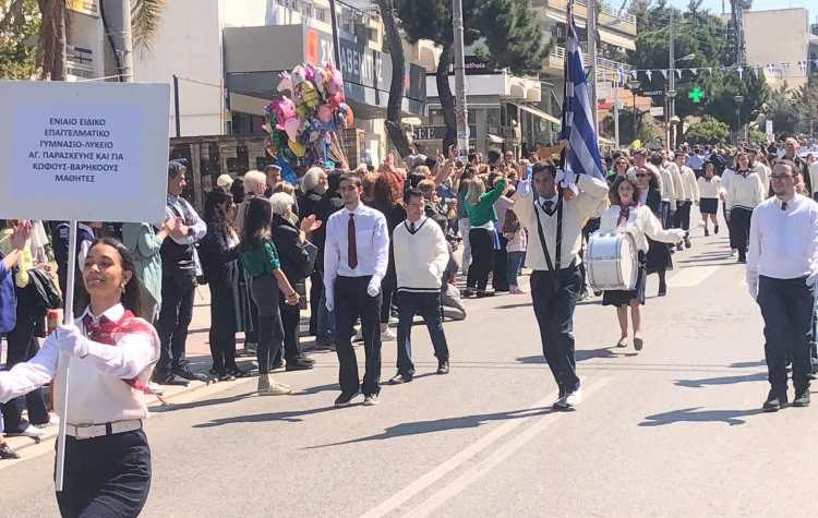 Παρέλαση 25ης Μαρτίου: «Πλημμύρισε» από νιάτα η πόλη