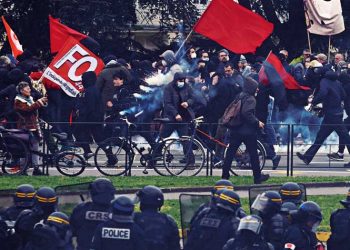 Γαλλία: Πίεση επί… Μακρόν