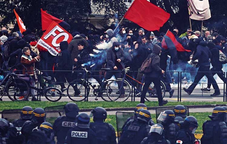 Γαλλία: Πίεση επί… Μακρόν