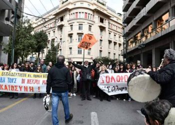 Συγκέντρωση και πορεία για τα Τέμπη στον ΗΣΑΠ Αμαρουσίου