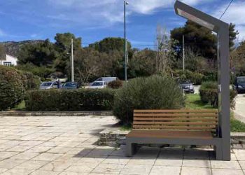 Τέσσερα «έξυπνα» παγκάκια σε τρία σημεία της πόλης