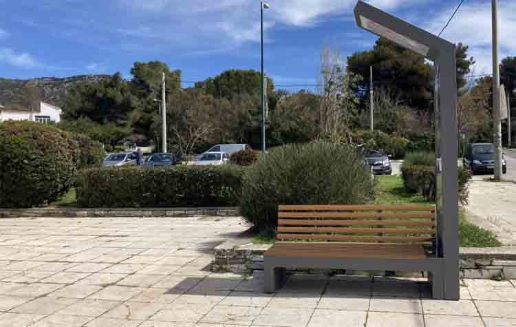 Τέσσερα «έξυπνα» παγκάκια σε τρία σημεία της πόλης