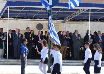 Στη μαθητική παρέλαση για τον εορτασμό της 25ης Μαρτίου ο περιφερειάρχης Αττικής