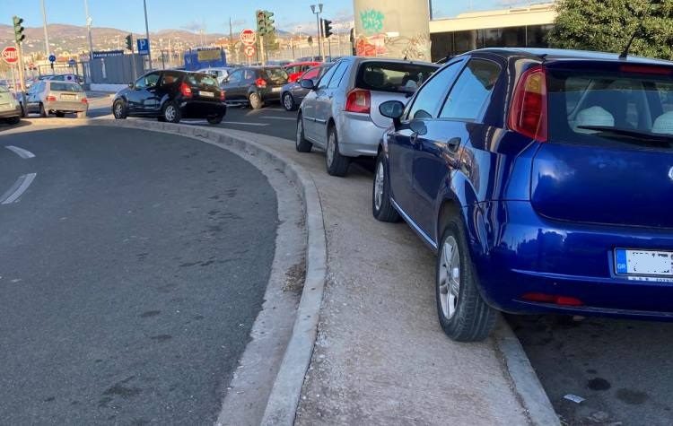 Μετρό «Δουκίσσης Πλακεντίας»: Χωρίς… μέτρο σε παρκαρισμένα oχήματα