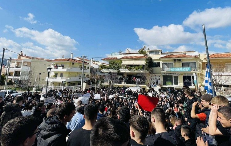 Πορεία μαθητών του Δήμου Παλλήνης για τα Τέμπη – Παρέδωσαν ψήφισμα στον δήμαρχο