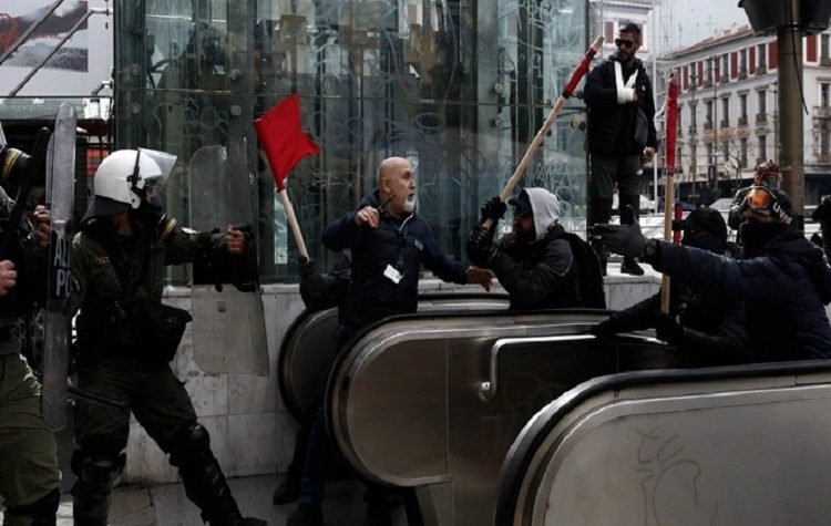 Επεισόδια στο Σύνταγμα στο περιθώριο του συλλαλητηρίου για την τραγωδία στα Τέμπη