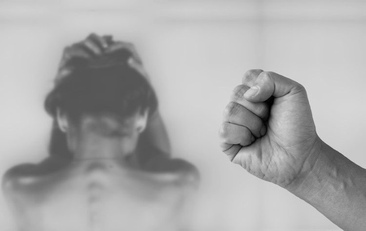 Έμφυλη βία: Οι αριθμοί ηχούν «καμπανάκι»