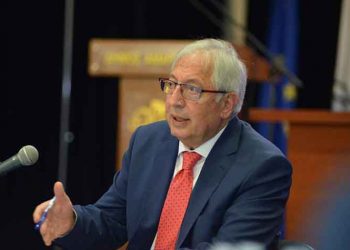 Οργή Θ. Αμπατζόγλου και μήνυση κατά Τ. Γιαννακόπουλου για φυλλάδιο με θέμα Άθμονο Ακινήτων Α.Ε.