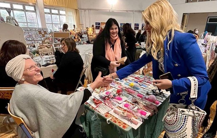 Η Μαρίνα Πατούλη - Σταυράκη στο πασχαλινό bazaar του ΠΕ.Α.Π