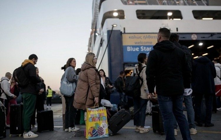 Σε εξέλιξη η έξοδος των εκδρομέων του Πάσχα από τα λιμάνια της Αττικής