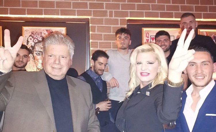 Στα επινίκια του Α.Ο. Πεύκης για την άνοδο στην Α΄ ΕΠΣΑ η Μαρίνα Πατούλη - Σταυράκη