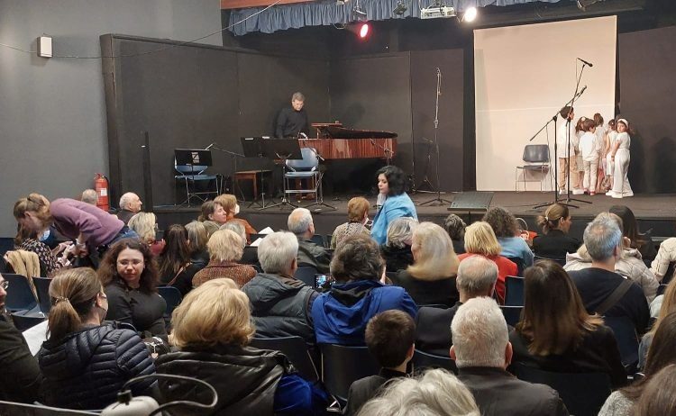 Ένα μεγάλο χειροκρότημα για τις χορωδίες του Δημοτικού Ωδείου