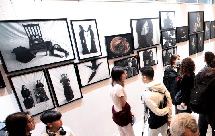 «Captivity - Αιχμαλωσία»:  Εγκαίνια με γυναικεία μηνύματα στο Κέντρο Νεότητας