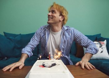 «Όταν μεγαλώσω, θα γίνω Νάνα Μούσχουρη» στο Θέατρο Βράχων «Άννα Συνοδινού»