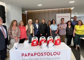 Απέκτησαν απινιδωτές σχολεία και αθλητικοί χώροι της πόλης