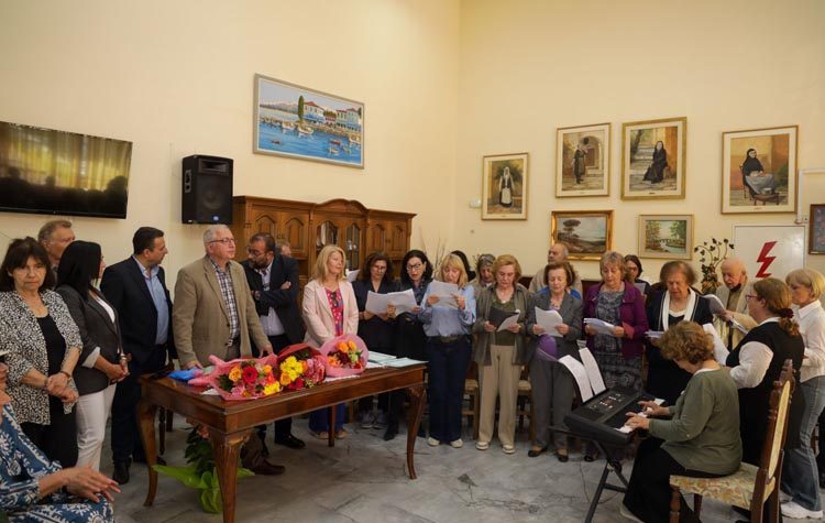 Τα μέλη του ΚΑΠΗ που αποφοίτησαν από τα ξενόγλωσσα τμήματα τίμησε ο Θ. Αμπατζόγλου