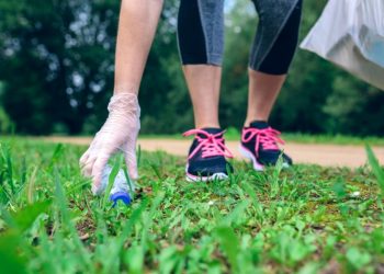 Μαθητές τρέχουν και φροντίζουν το περιβάλλον