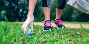 Μαθητές τρέχουν και φροντίζουν το περιβάλλον