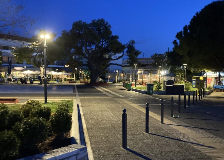 Νέα φωτιστικά χαμηλής κατανάλωσης ενέργειας σε πλατείες και άλση του Δήμου