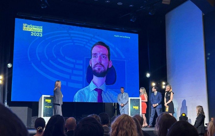 Ο Στέλιος Κυμπουρόπουλος βραβεύτηκε από το The Parliament Magazine