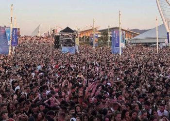 Ρίψη δακρυγόνου από το κοινό (!) παραλίγο να μετατρέψει σε τραγωδία νεανικό φεστιβάλ στο ΟΑΚΑ