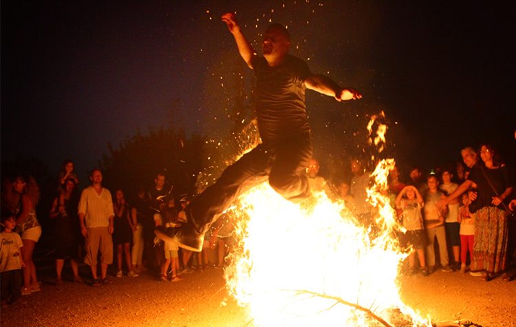 Αη Γιάννης ο Κλήδονας: Αναβιώνει το έθιμο στις Αδάμες