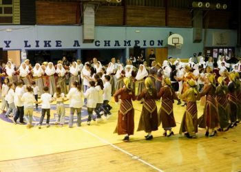 Πλήθος χορευτών και κόσμου στη γιορτή παραδοσιακών χορών του Δήμου Αμαρουσίου