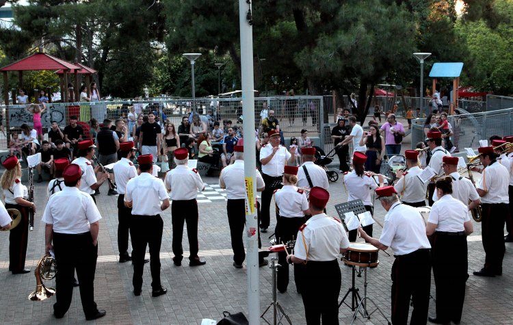 «Πλημμύρισε» με μουσικές η κεντρική πλατεία