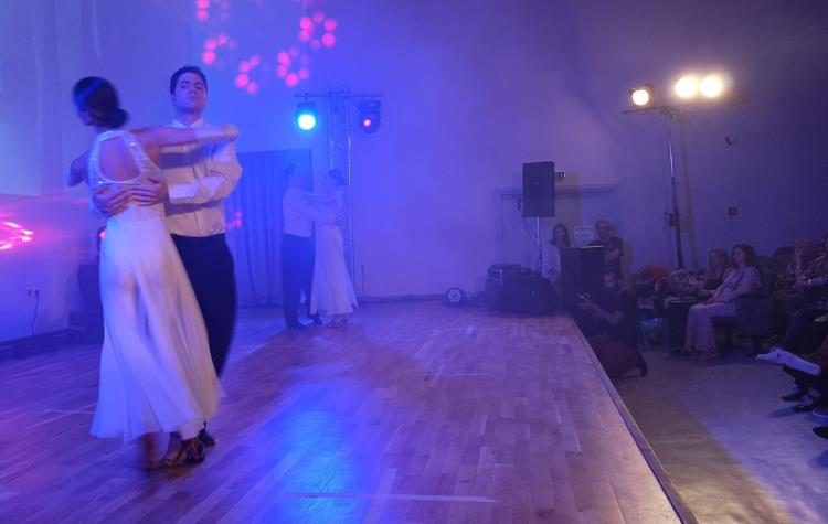 Συνεχίζει σε… χορευτικούς ρυθμούς η πόλη