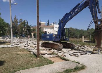 Πήραν μπρος οι μπουλντόζες στην πλατεία Αδαμών