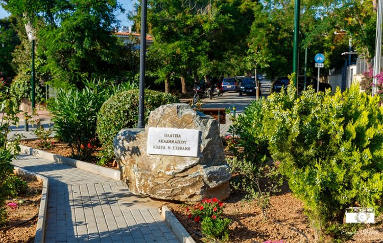 Πλατεία Κ. Στεφανή: Σε κλίμα συγκίνησης τα αποκαλυπτήρια στη Νέα Ερυθραία