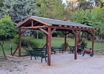 Αντικαταστάθηκε το ξύλινο κιόσκι στο Άλσος Ψυχικού