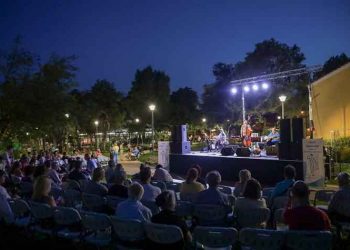 Λαϊκές επιτυχίες από Χριστίνα Γαλιάτσου και Χάρη Μακρή στην πλατεία Ηρώων